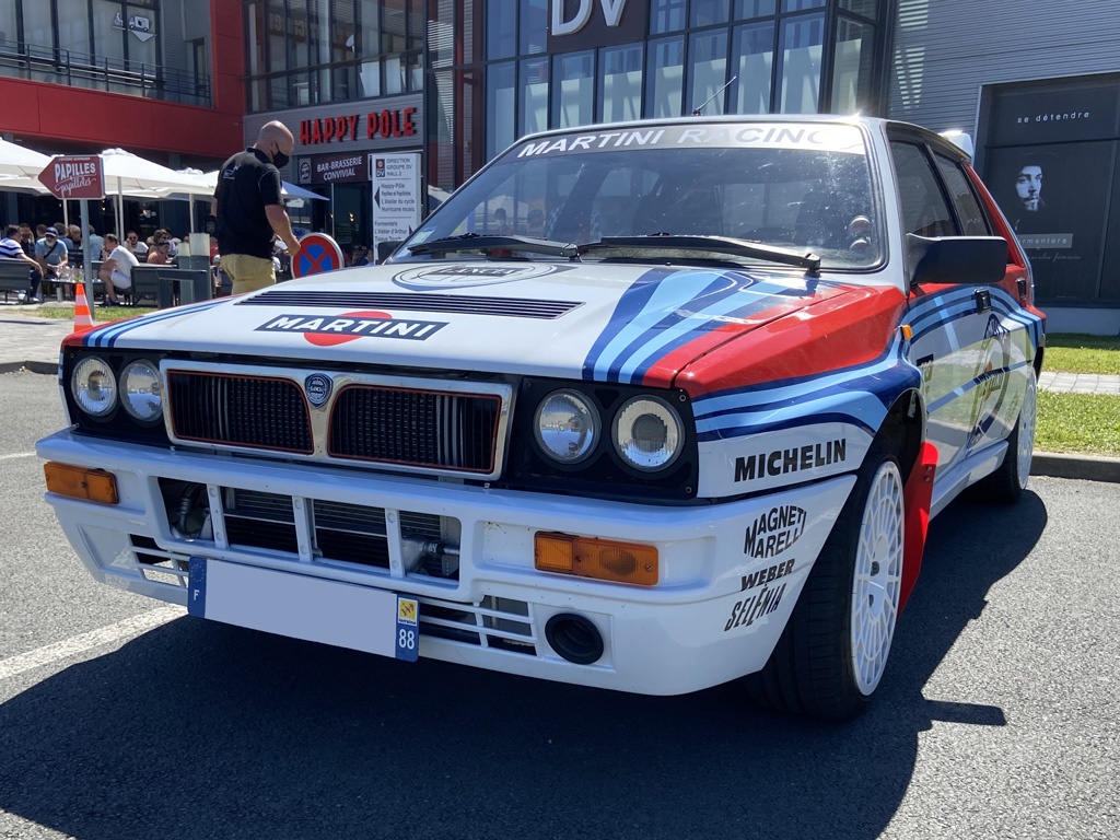 Voiture de rallye Lancia Delta HF Integrale 16v