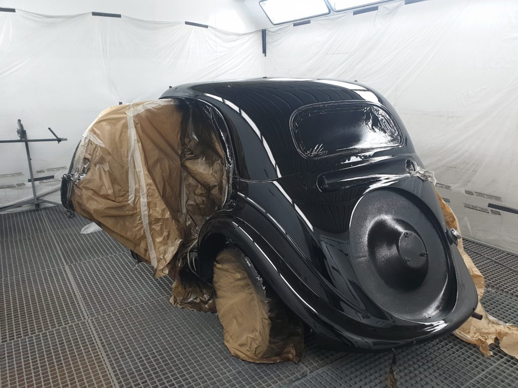 Cabine de peinture avec une Citroën traction en cours de traitement