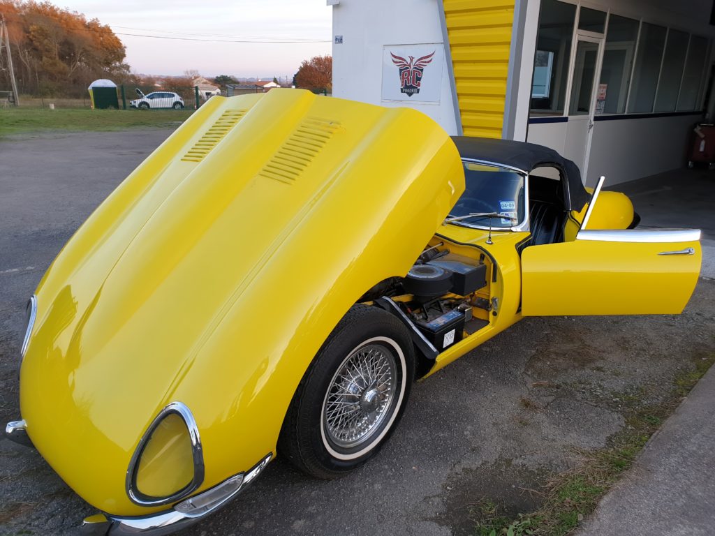 Jaguar Type E jaune restaurée pas RC Phoenix