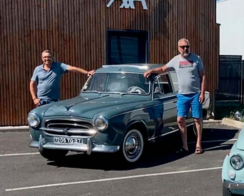 Bertrand, sa Peugeot 403 et Stéphane devant leur agence AXA Sautron