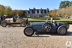 Bugatti 1932 et Ford 1925 devant le Château de Goulaine