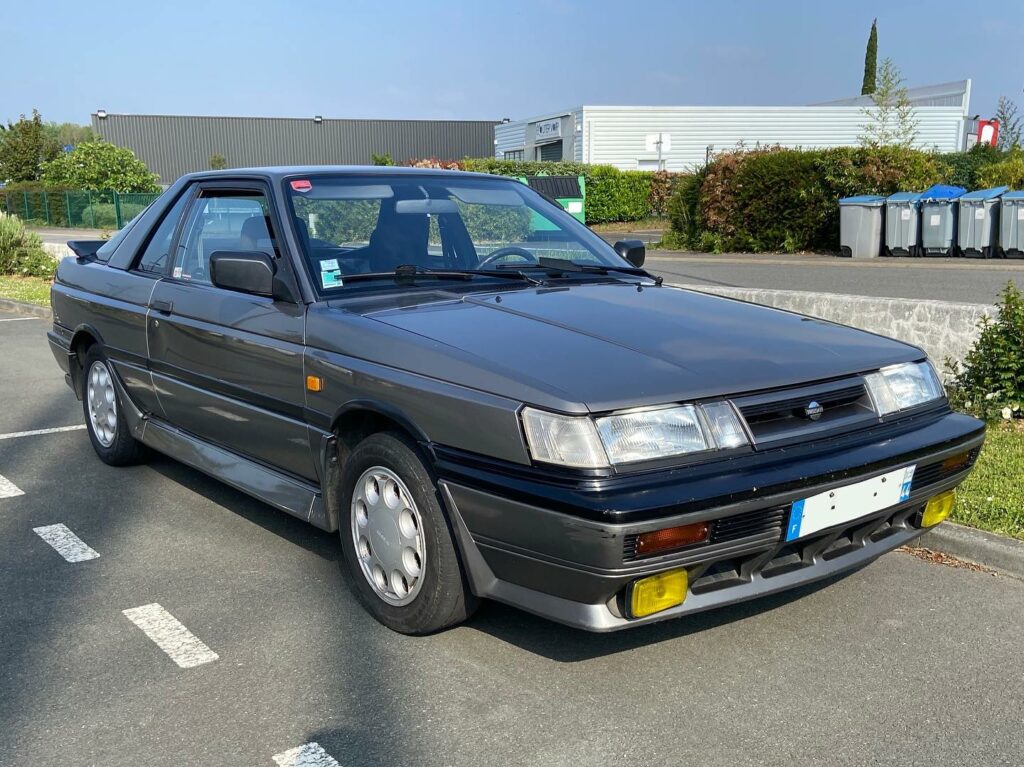 Youngtimer Nissan Sunny GTI de 1988 au rassemblement Pôle Collection