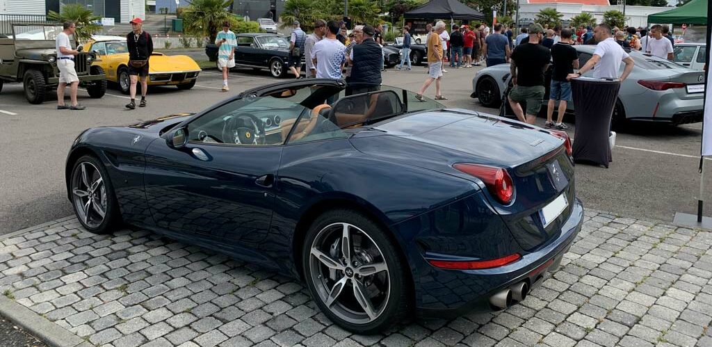 Magnifique Ferrari bleue (rare) au rassemblement Pôle Collection de juillet