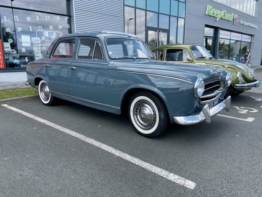 Peugeot 403 au rassemblement Pôle Collection en juin 2025