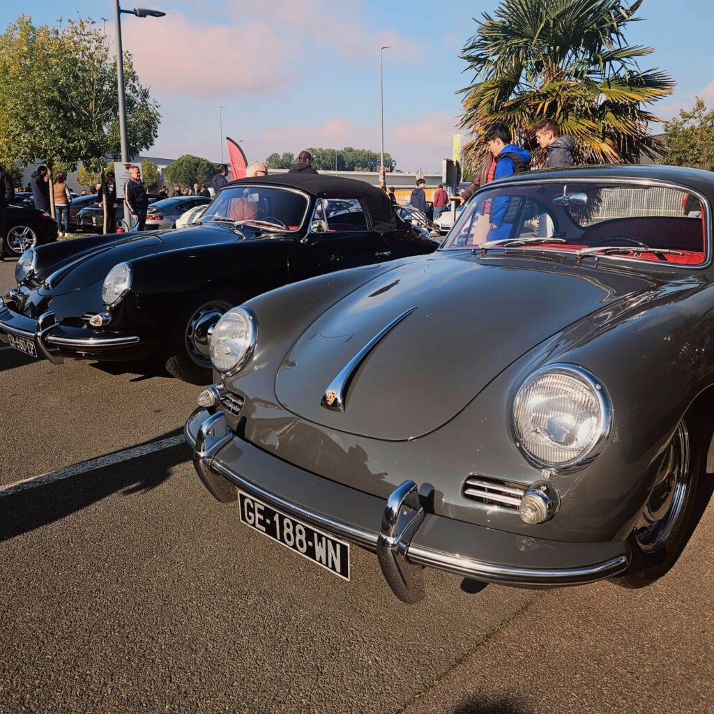 2 Porsche 356 au rassemblement Pôle Collection